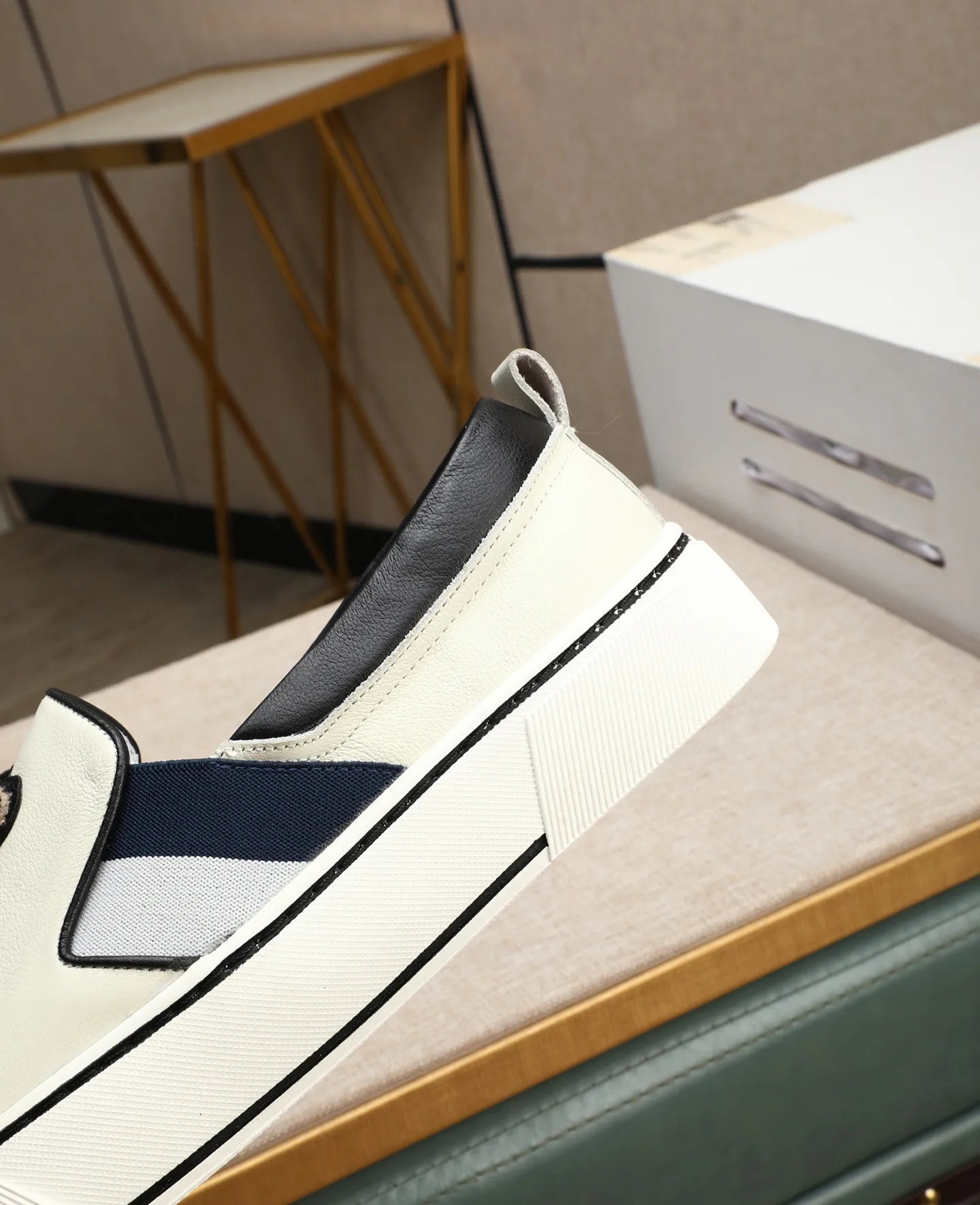 Men's shoes 💰460 GUCCI🔍🔍The latest models are on sale at the same time at the counter. Original calfskin imported from Italy, genuine leather lining, (high-end, extravagant, and classy) with exquisite workmanship. Soles: Original soles specially provided by the original factory. ⚠Exclusive double-layer movable molded soles are super comfortable⚠. Photos of the real thing🎬The real thing is even better🔍🔍"High quality·Follow the order" Code number 38-44